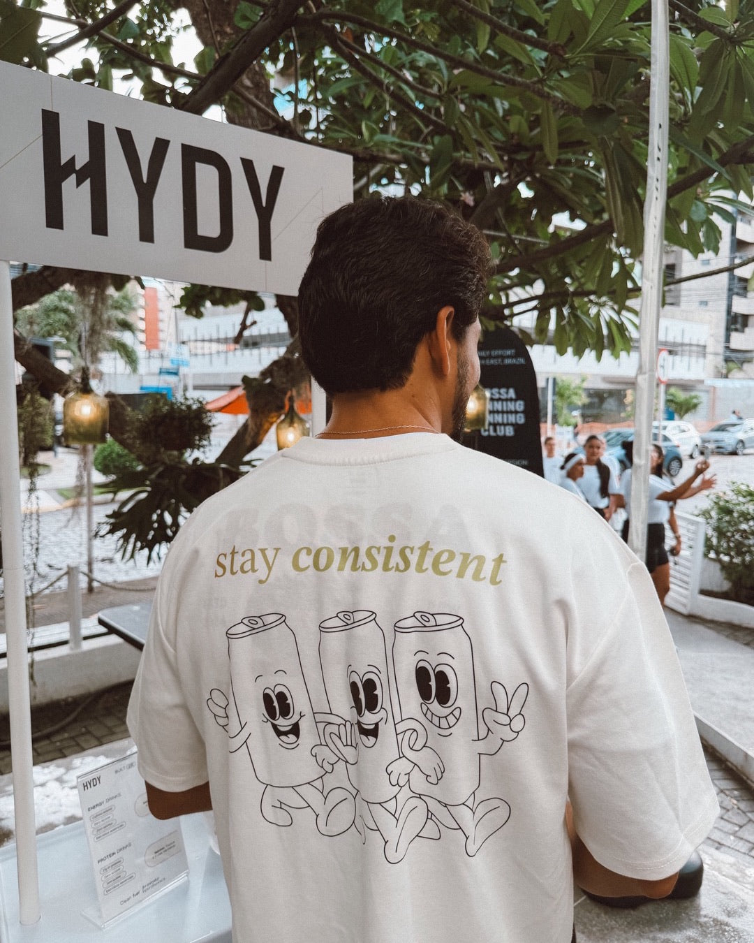 Pessoa de costas com a camiseta HYDY stay consistent num evento