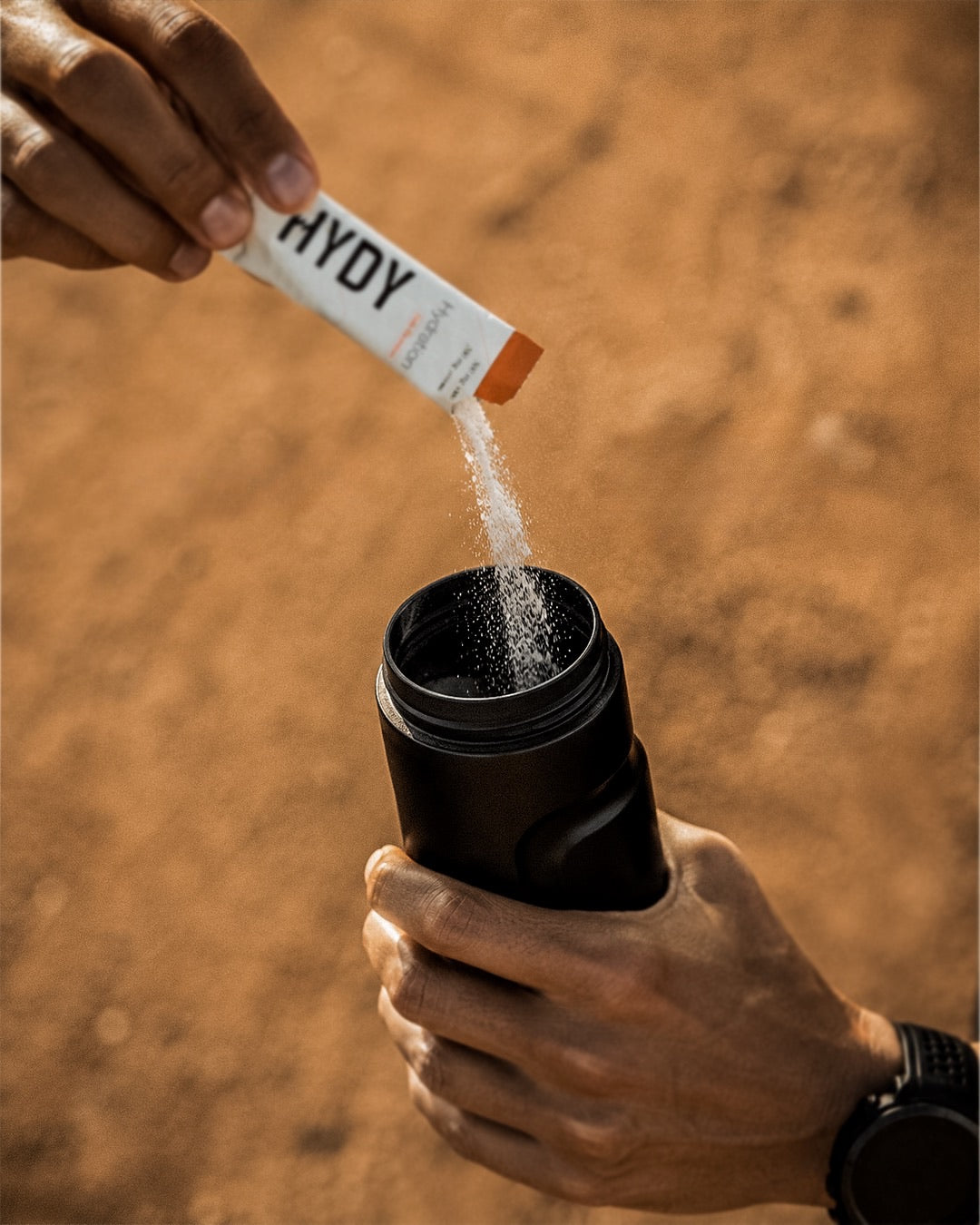 Stick HYDY Hydration sendo despejado numa garrafa